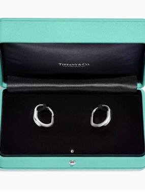 Tiffany Lock
Earrings in White Gold with Diamonds, Medium
$9,000
